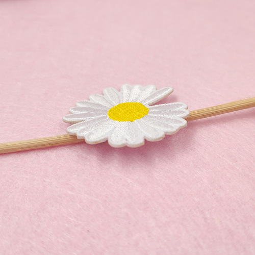 White daisy embroidered patch patch T-shirt bag decoration diy self-adhesive patch patch flower clothing patch embroidery