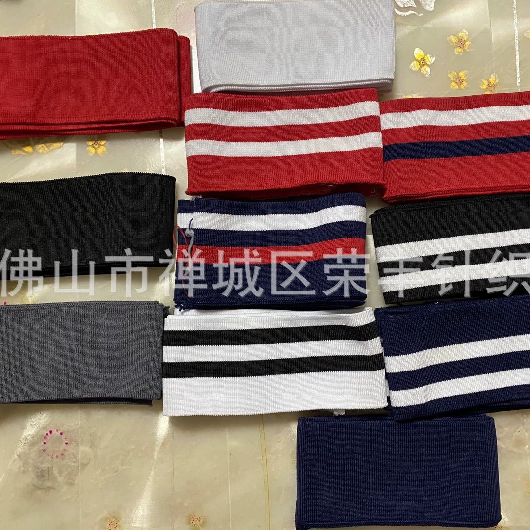 Школьная форма из полиэстеровой шелковой ткани с ребристой отделкой 1*1, отделка по низу, на манжетах и по краю брючин, полосатая эластичная кружевная ткань.