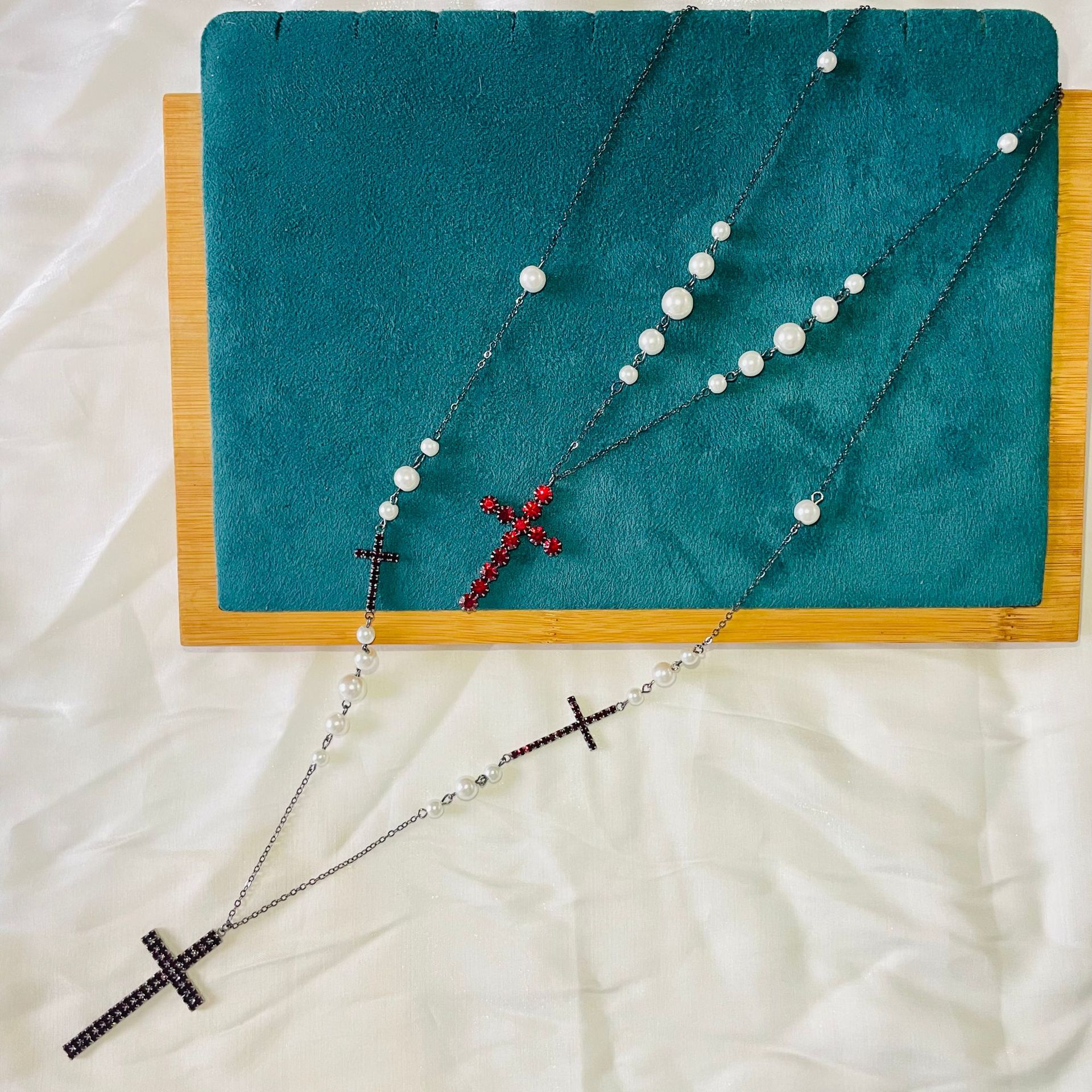 Langes Perlenketten Collier Mit Kreuz Und Roten Diamanten_voghion.com