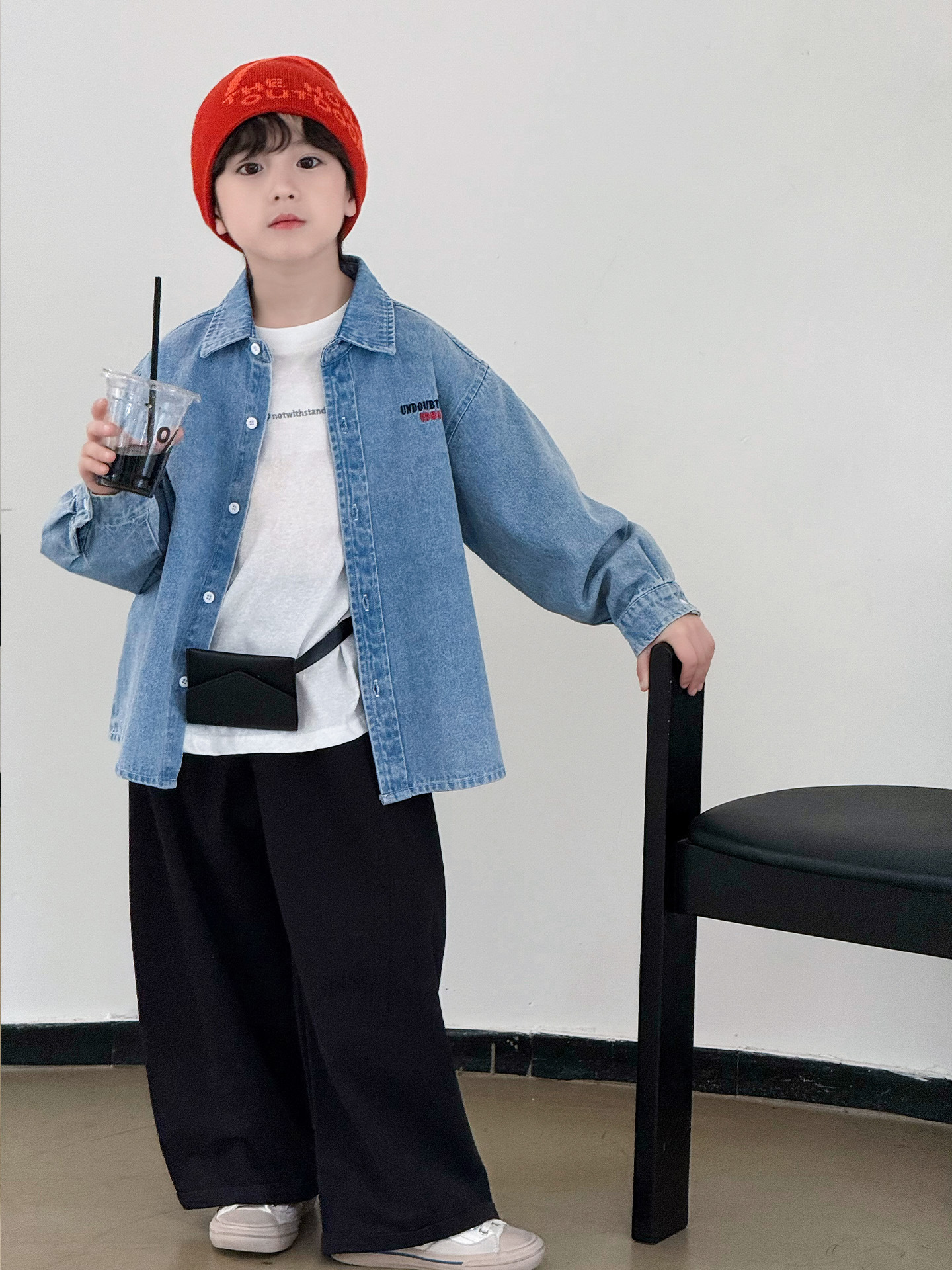 Ropa de niños camisa de vaqueros primavera 2026 primavera nueva versión coreana de niños de tamaño medio y grande chaqueta casual al por mayor