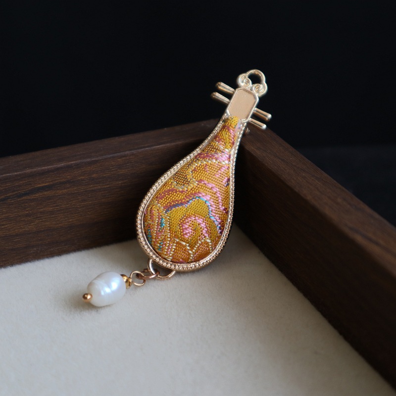 New Original Handmade Oriental Aesthetic Song Brocade Pipa Brooch Ancient Style New Chinoiserie Cheongsam Lapel Pendant Jewelry
