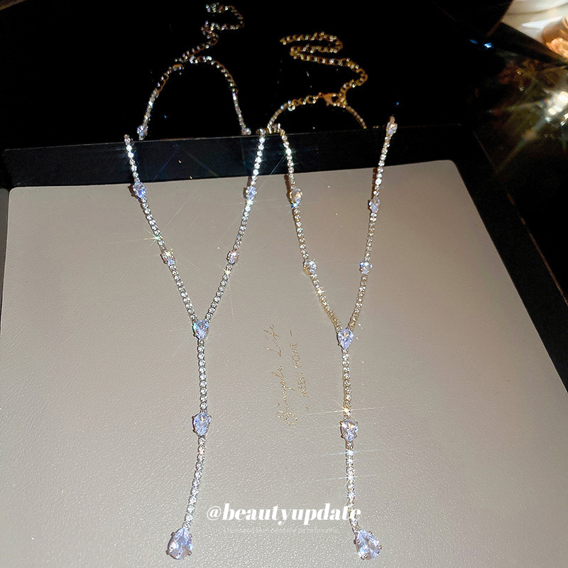 Collar de borla de gota de agua incrustada en forma de diamante en forma de Y accesorios de vestido de lujo ligero cadena de clavícula larga collar colgante de temperamento de nicho para mujeres