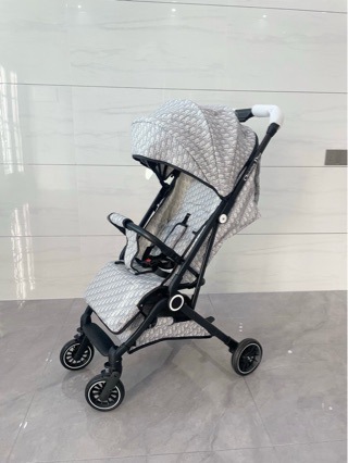 European Station New Fashion Baby Stroller Super Brand One-Click Foldableing Easy to Carry Baby Stroller