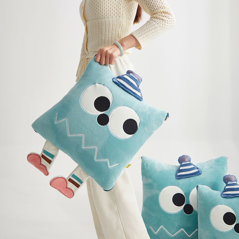 Three-dimensional milk velvet big eye pillow quilt for dual-use car office nap pillow car folding pillow 2-in -1