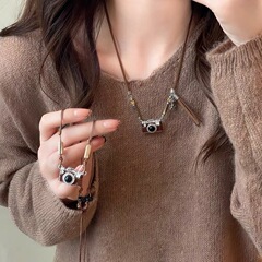 レトロな美ラードのカレー色のカメラのネックレスの女性の秋冬の小さい大衆のデザイン感のヒップホップのセーターのチェーンの独特な個性の装飾