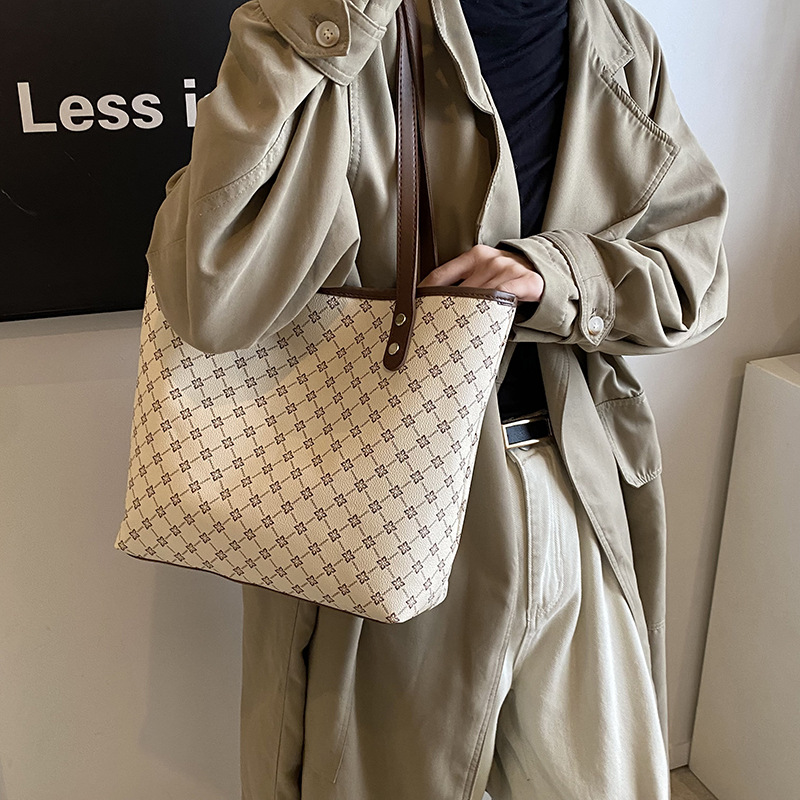 2024 invierno retro bolso de mano de gran capacidad para mujer nuevo bolso de axila para mujer bolso de hombro para viajero extranjero