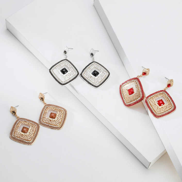 Retro Fashion Diamond Hollow Square Alloy Earrings display picture 4