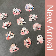 桜祭りパンダの冷蔵庫に飾りを貼って、子供の友達にプレゼントします。