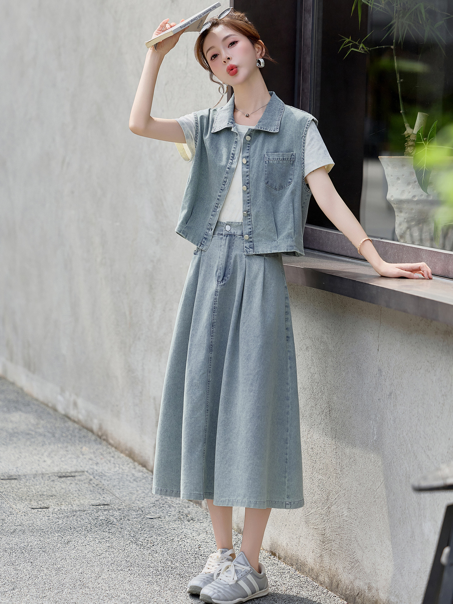 Bộ ba món thời trang nữ hè 2026: áo thun + áo khoác vest denim + chân váy midi — màu xanh nhạt, màu xanh đậm