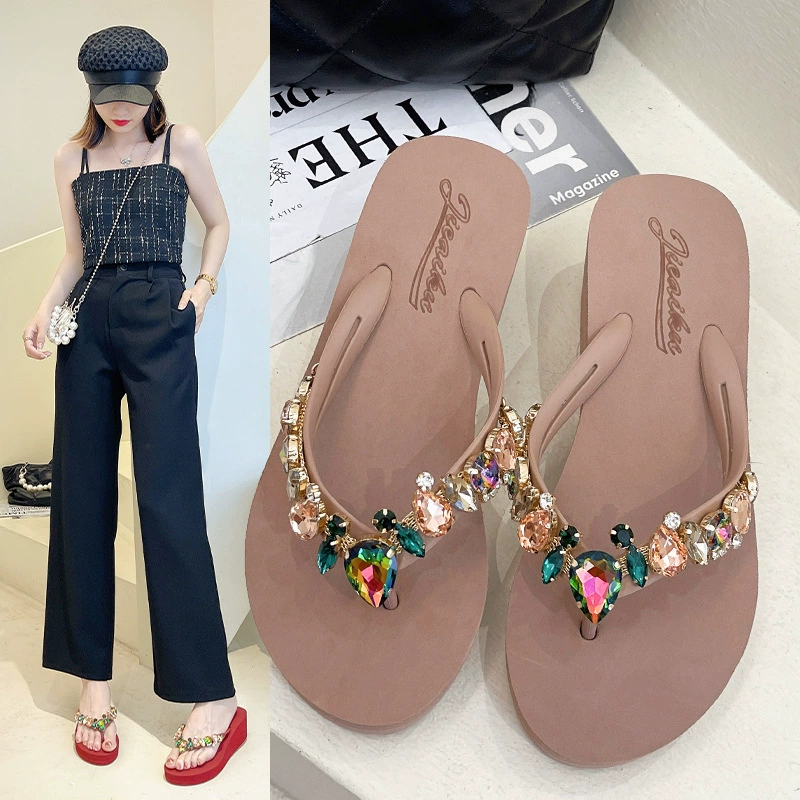 2024 летние новые толстые нижние красочные шлепанцы со стразами, женские модные пляжные сандалии на танкетке на открытом воздухе