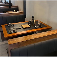 無煙商用実木岩板焼きしゃぶしゃぶ大理石鍋テーブル電磁ストーブ一体焼肉テーブルと椅子の組み合わせ