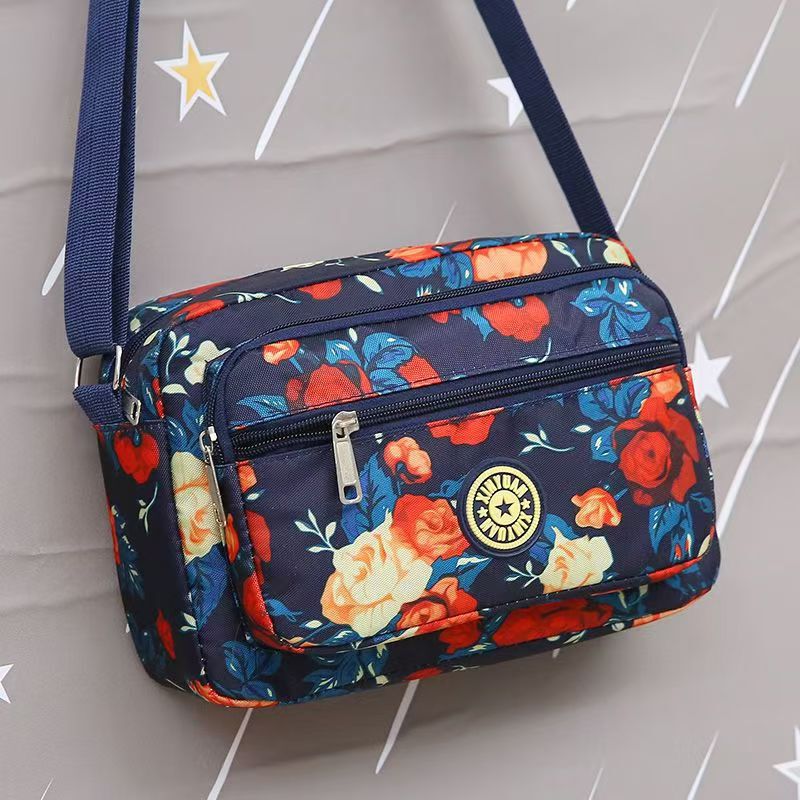 新商品の女性カバンが屋台を並べています。|undefined