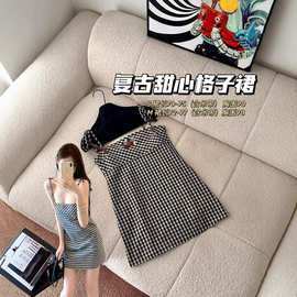 高版本~miu家2025夏季新款学院风黑白千鸟格字母皮标吊带连衣裙女