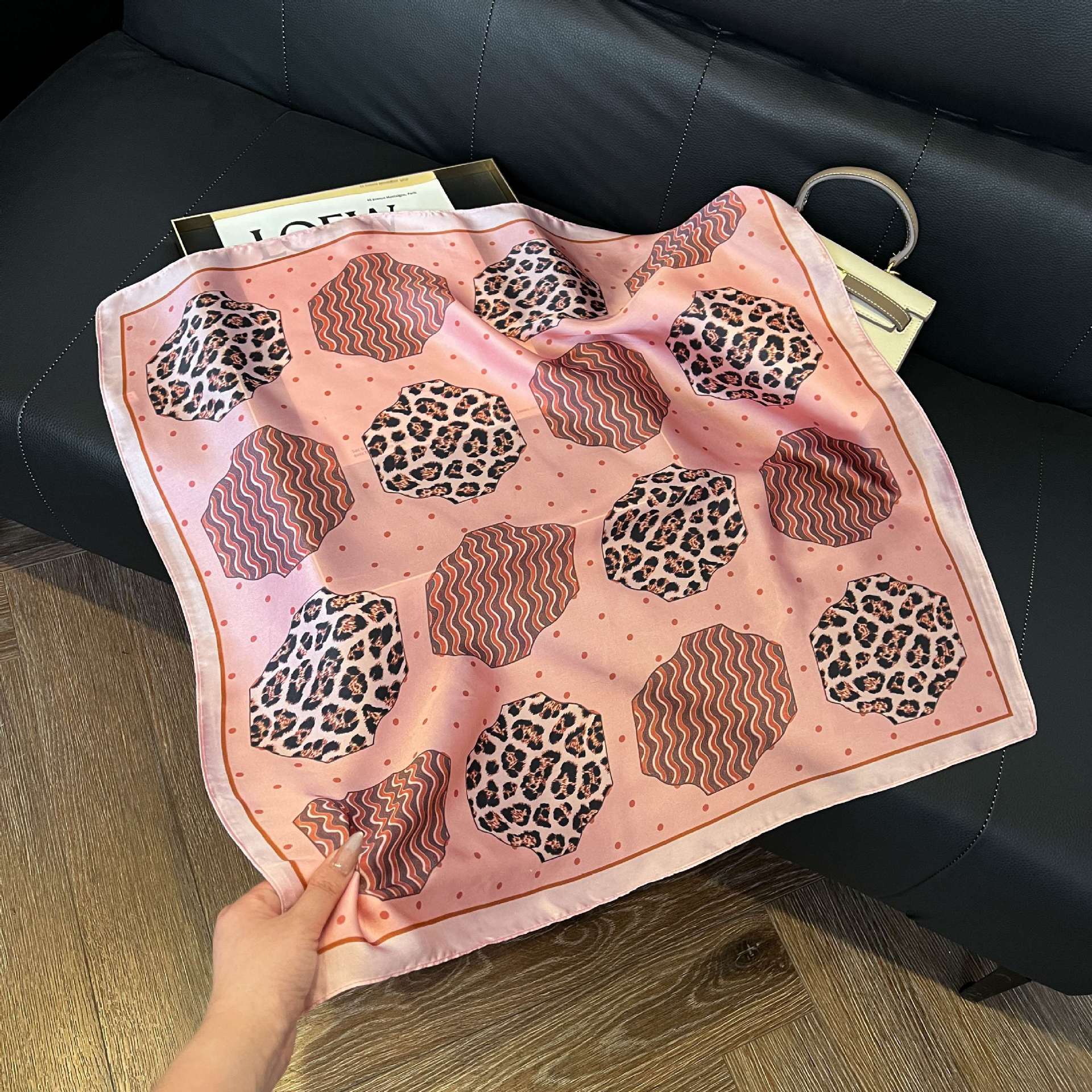 Transfronterizos nuevos bufandas de seda azul de alto nivel de seda cuadrada de simulación bufandas de moda de decoración de moda de combinación bolsa correa de pelo bufandas profesionales