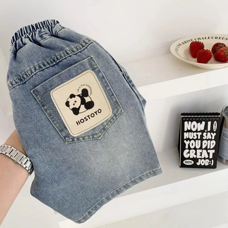 Детские джинсовые шорты, лето 2025, новый стиль, красивые повседневные универсальные брюки средней длины для мальчиков, брюки с пятью точками для маленьких мальчиков