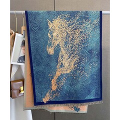 レトロなポニーファッションはカシミヤのマフラーをまねています。