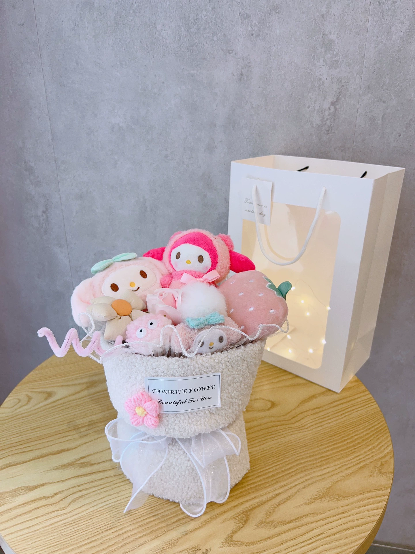 Плюшевый букет (Sanrio) клубничный плюшевый набор, 30–33 см — подарок на День святого Валентина и день рождения