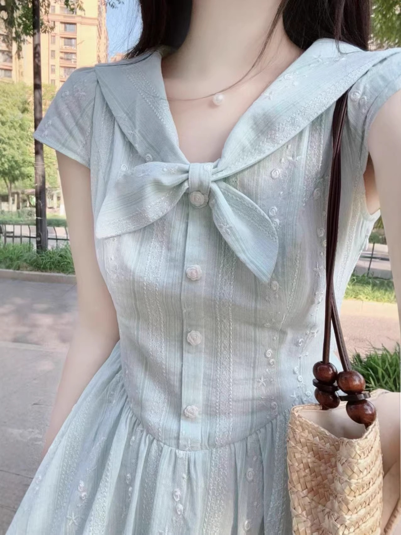 Váy liền thân suông midi màu xanh nhạt thiết kế eo ôm nhẹ — màu xanh nhạt