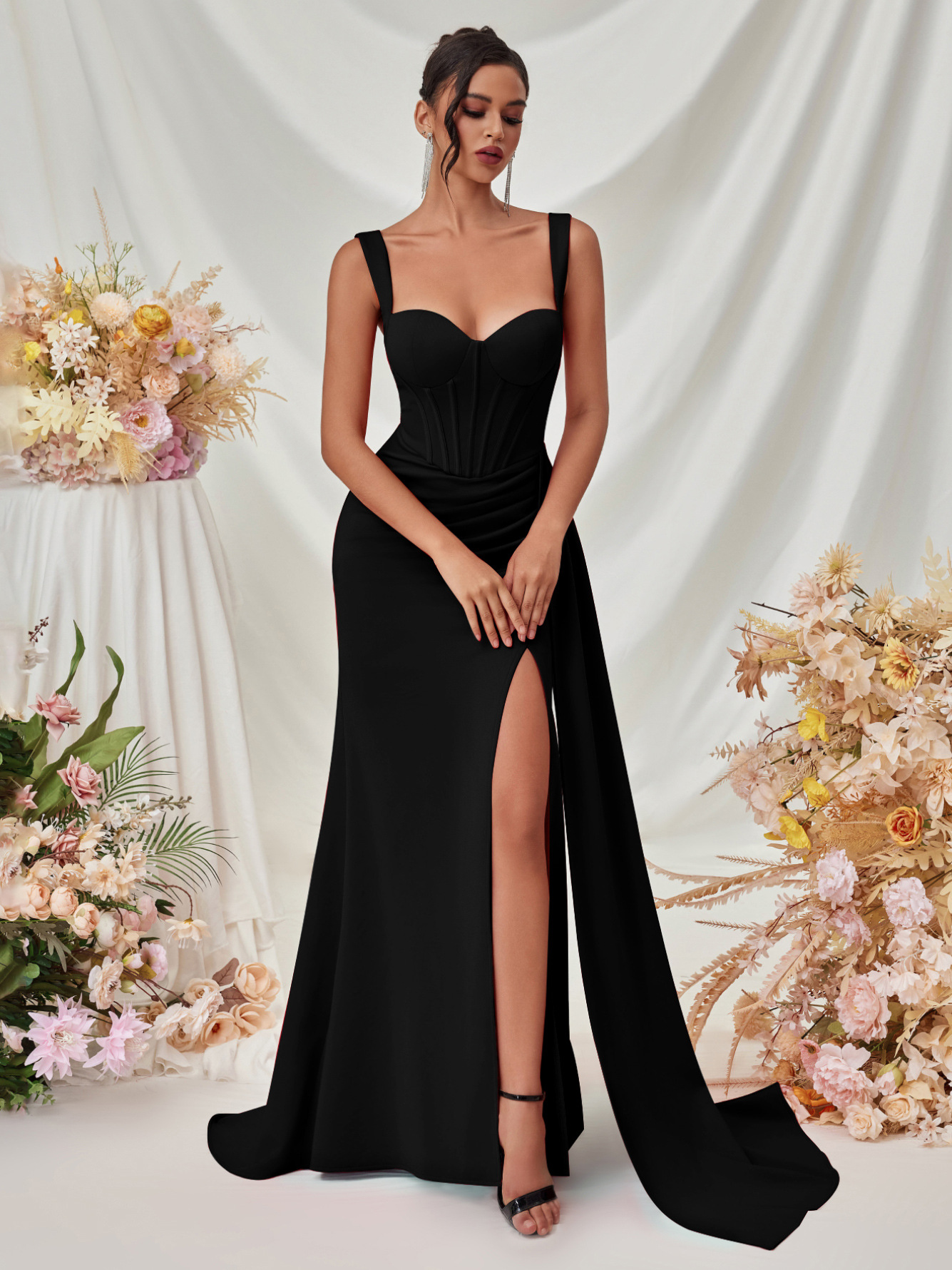 Nuevo vestido de noche sexy dividido de estilo europeo y americano, vestido largo con tirantes delgados de cadera de temperamento femenino de alta gama en stock
