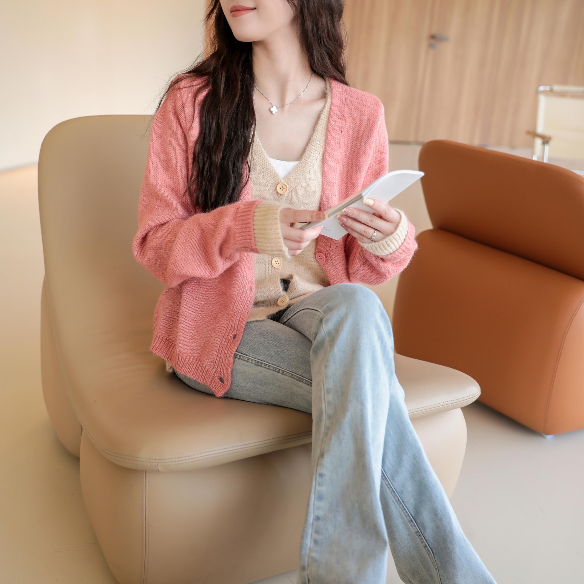 24 diseño de invierno Puyuan color choque empalme falso dos piezas de camiseta de punto de cuello en V para mujeres otoño nuevo