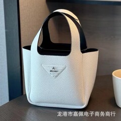 春の新作ハンドバッグ、仕切り付き野菜かごバッグ、トートバッグ、トート型倒三角形ファッション通勤斜め掛けバッグ