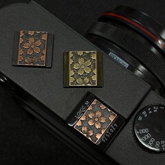 桜の熱い靴下のようなデザインのホットシューカバーは、富士フイルムXT5/XT4/XT30、ニコン、キヤノン、ソニーA7C2のシャッターレバーに適しています。
