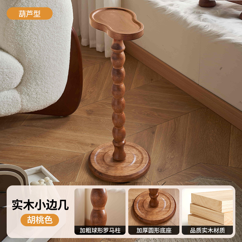 燭台の小さい辺のいくつかの木のレトロな角のいくつかの軽い豪華なミニソファーのそばの杯のいくつかのベッドの頭の移動可能な物置棚|undefined