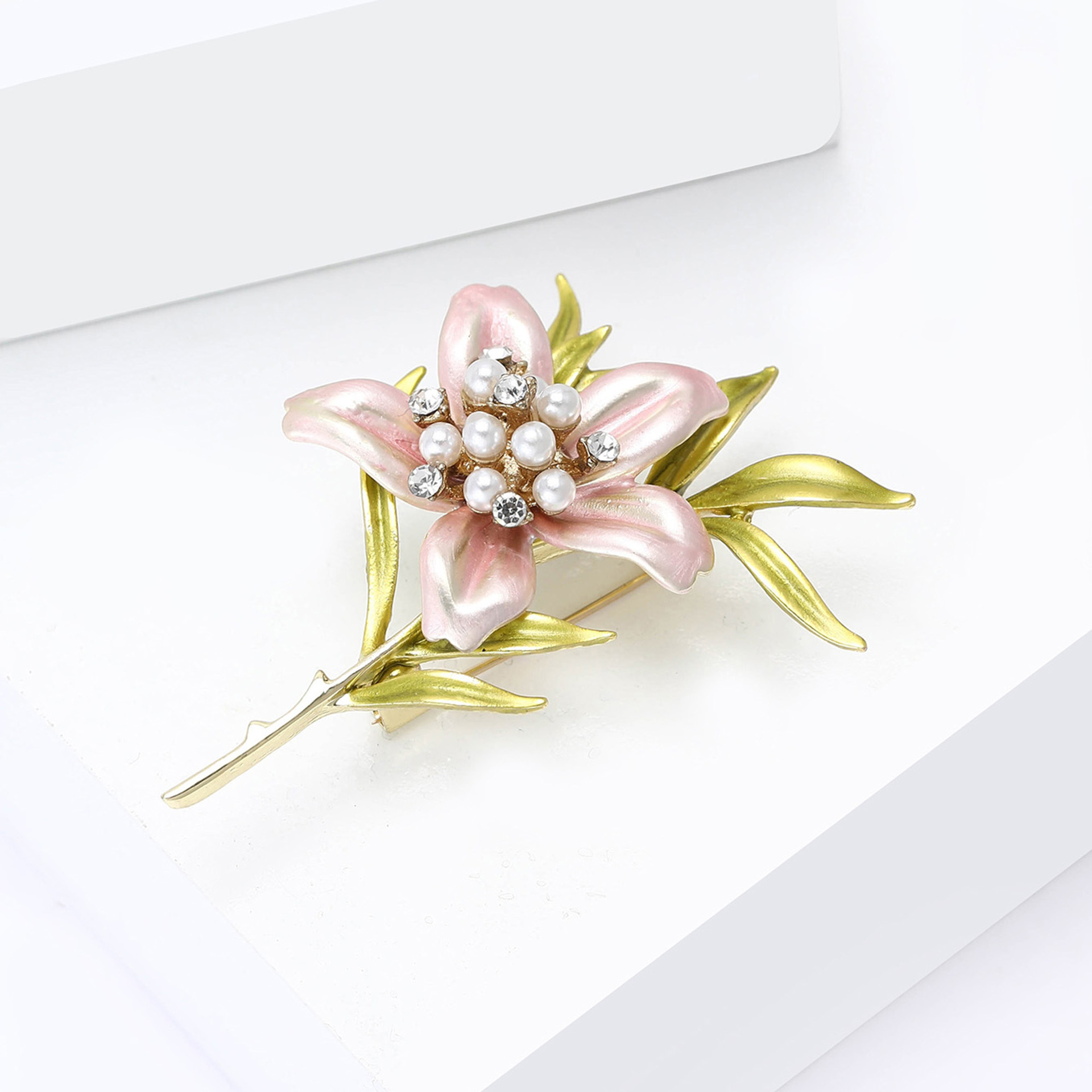 Light Luxury Diamond-Encrusted Pearl Enamel Lily Brooch, Forest Style Gentle and Fresh Floral Plant Brooch, Fashionable and Simple Clothing