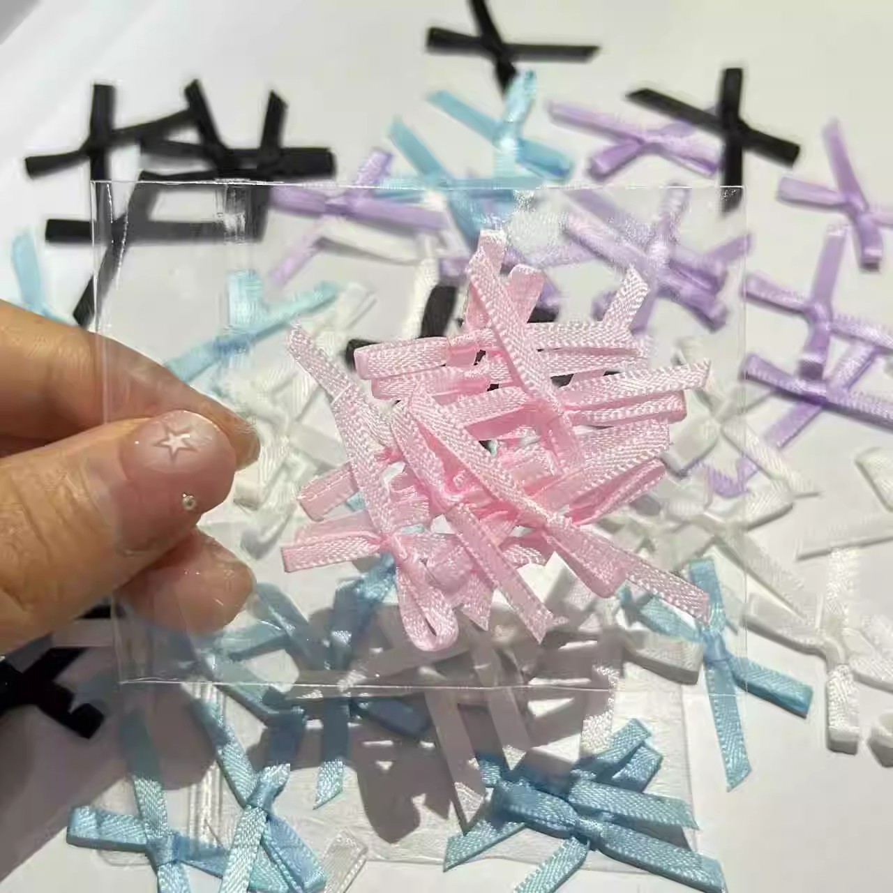かわいいミニリボンの白い粉の黒い青い蝶結びの少女diy装飾の包装材料の高い顔の価値の部品の補助材料