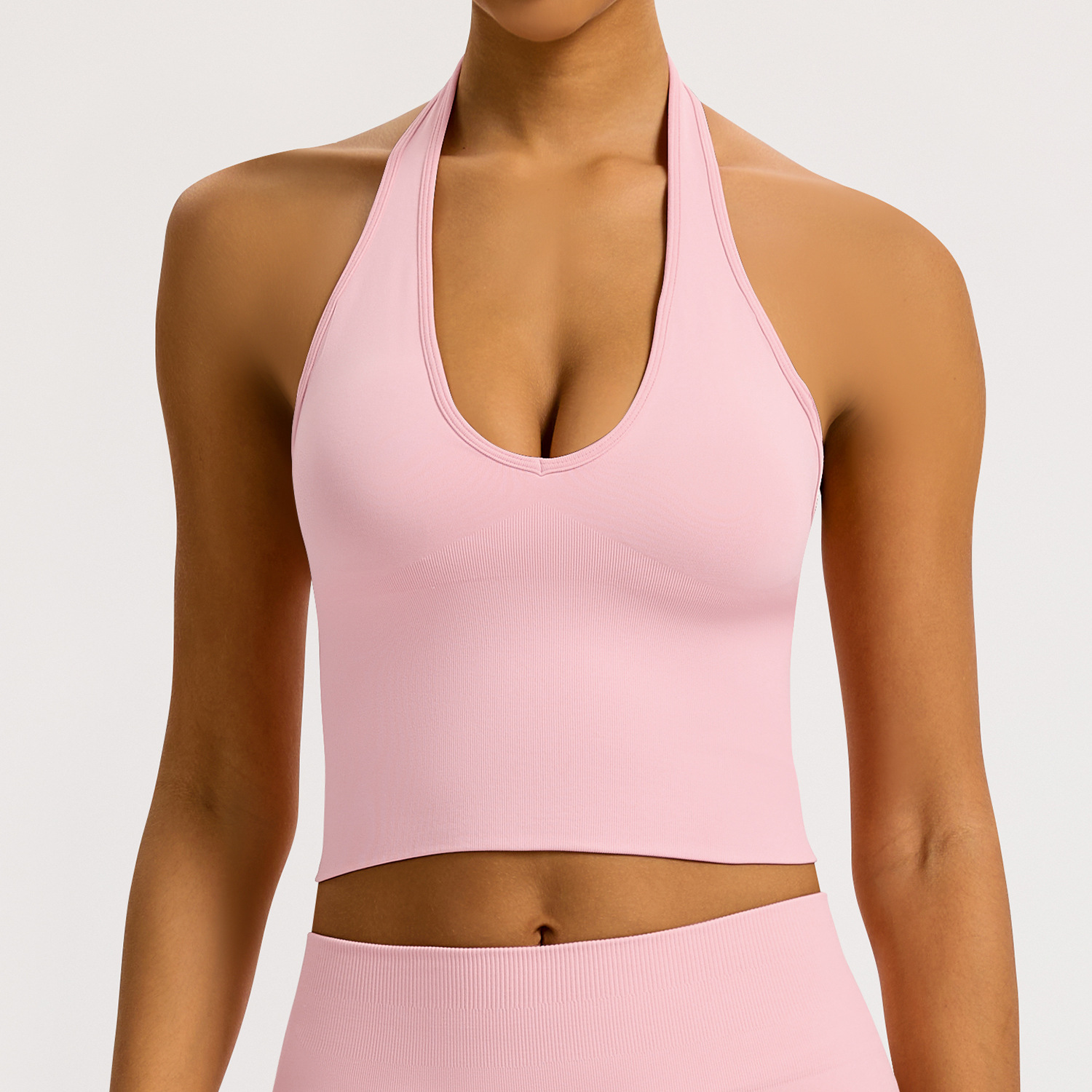 Polvo de melocotón colgado en el sujetador del cuello