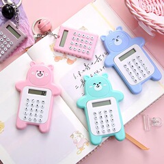 クマ電卓かわいい漫画クリエイティブミニカード電卓ポータブル学生ハンドヘルドコンピュータキーホルダー