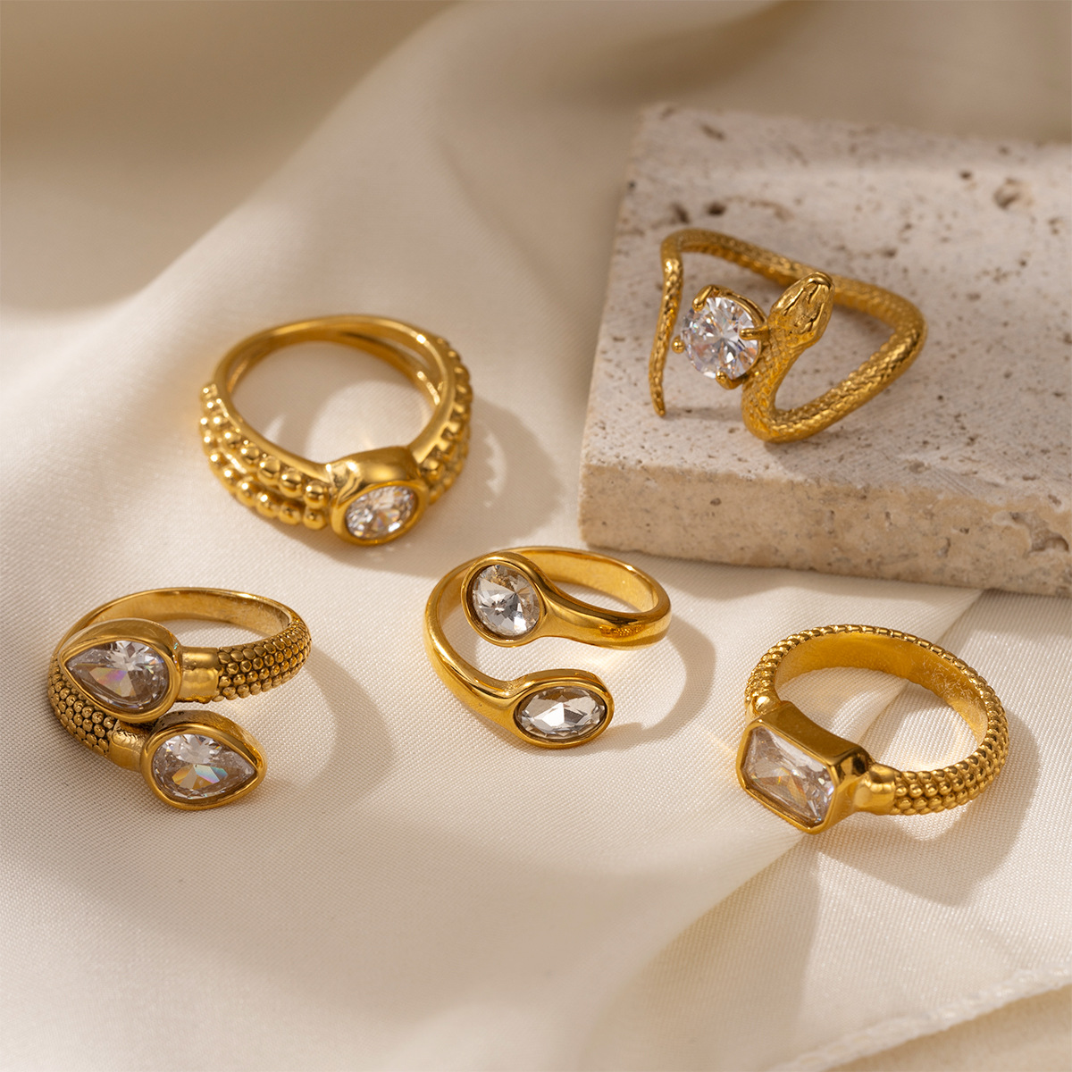 Anillo de acero inoxidable de alta calidad de lujo ligero TINA anillo de zircon incrustado de textura torcida joyería de mano caliente transfronteriza
