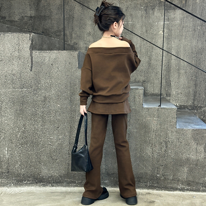 소녀 가을 세트 2024 큰 아이들의 세련된 오프 숄더 스웨터 슬림 마이크로 팬츠 투피스 세트의 새로운 한국어 버전