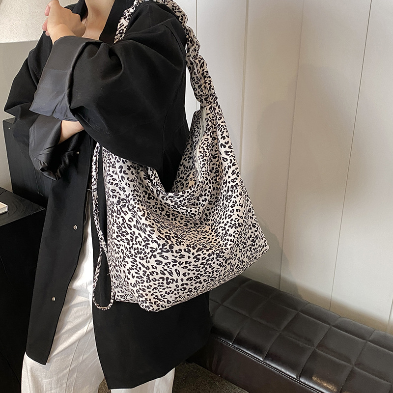 Leopard print women's tote large capacity crossbody bag, 2024 new casual canvas college student fashion class bag_voghion.com