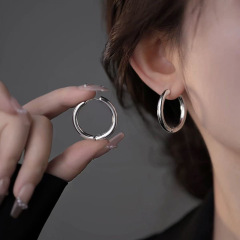 周囲の顔はシンプルで冷たい風の素輪のイヤリングの女性の輪の気質に合わせて耳の輪のイヤリングを掛けます。