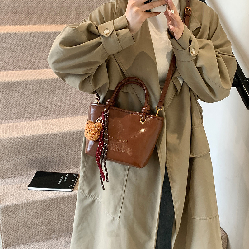 Bolsos de balde casuales retro de mano para mujeres otoño y invierno 2024 nueva moda moda bolso de hombro de alta calidad bolso de nicho de mujer