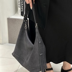 秋冬新款热销磨砂真皮女包高级感小众设计水桶包休闲单肩斜挎包女