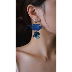 オリジナルデザインの小衆耳飾りクラインブルーの小衆が耳飾りを作っています。