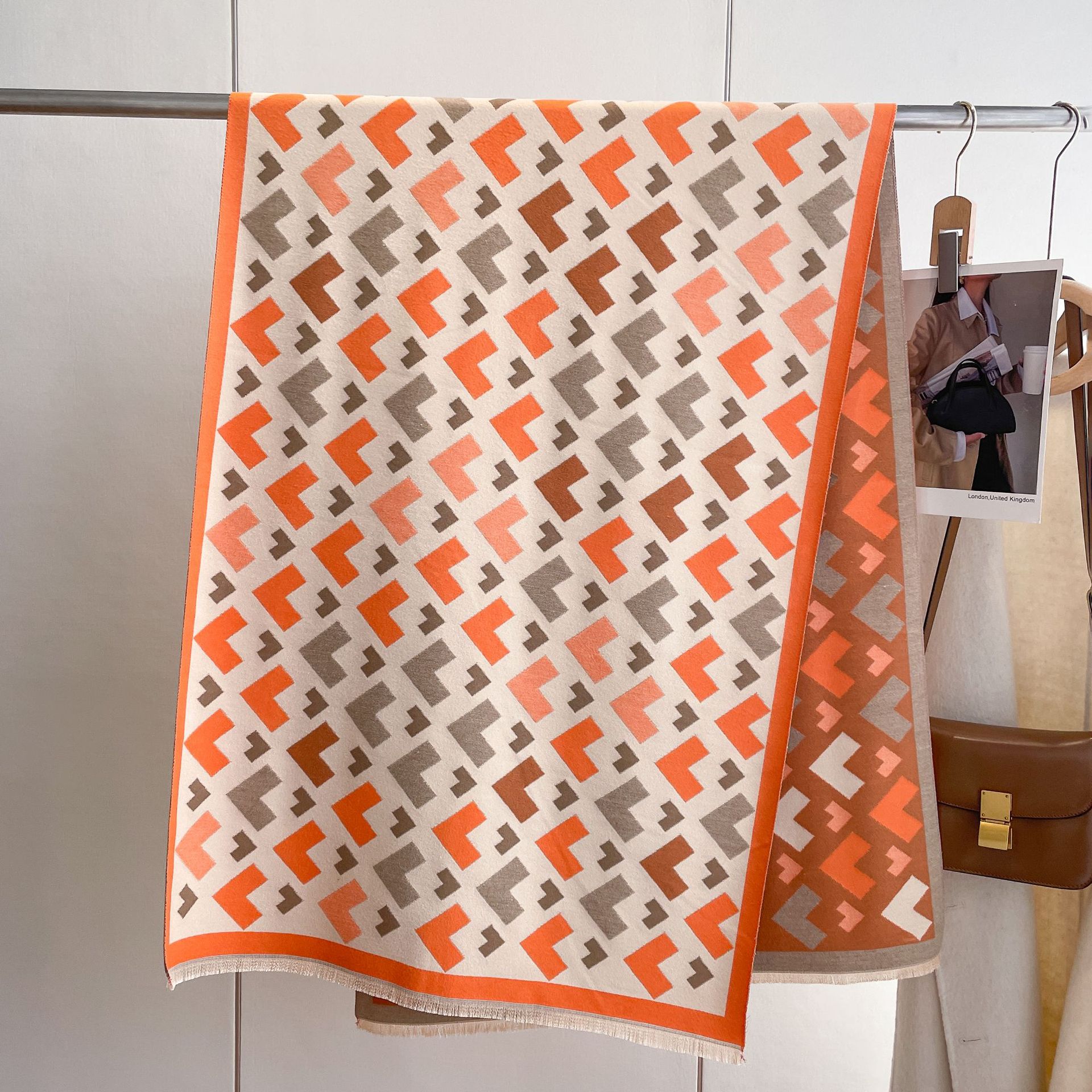 Otoño e Invierno nuevas letras geométricas bufanda de Cachemira de las mujeres de moda estilo étnico mantón del Cabo bufanda de borla caliente