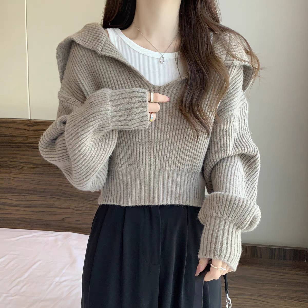 Conjunto de dos piezas gratis abrigo de suéter de cuello azul marino para mujeres 2023 Otoño e Invierno suéter suelto pequeño suéter corto image 4