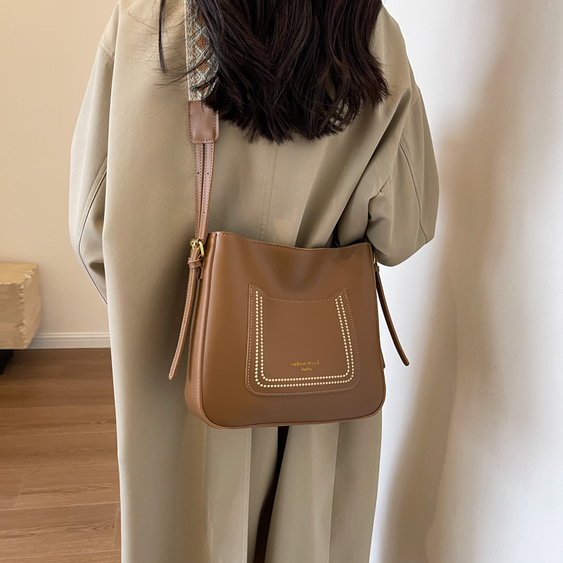 High-Quality New Versatile Tote With Personality And Elegant Style, Large Capacity Bucket Bag, Trendy Crossbody Bag_voghion.com