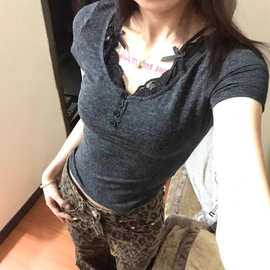 纯欲辣妹正肩蕾丝花边短袖t恤女夏季设计感小众纽扣修身短款上衣