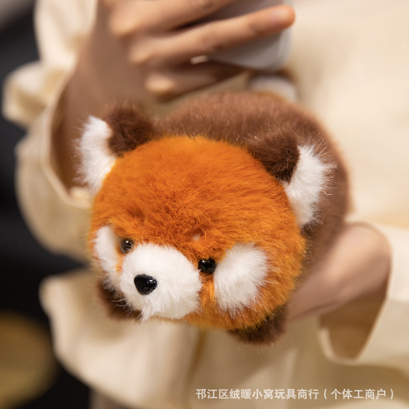Pingüino, panda, muñeca, mapache, elefante, gato, conejo, mesa de juguetes de peluche con muñecas de tamaño pequeño