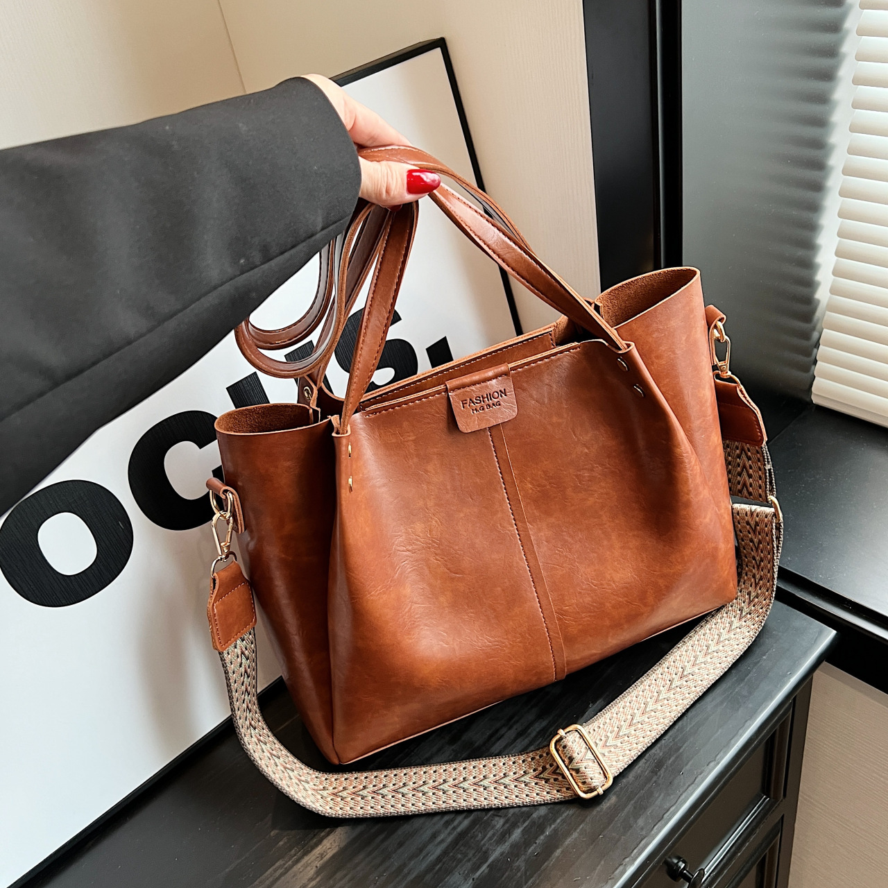 Sac fourre-tout de banlieue rétro européen et américain de grande capacité 2024 nouveau sac à main texture large bandoulière sac à bandoulière sac à bandoulière unique_voghion.com