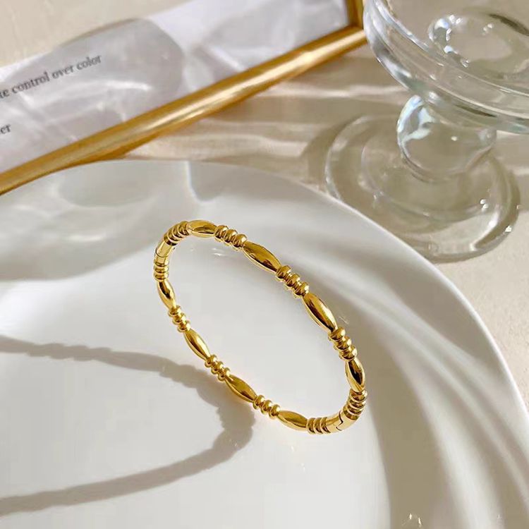 Gold color ring bracelet light luxury niche women high-end exquisite titanium steel non-fading gold-plated ladies cold style autumn and winter
