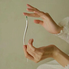 翡翠のかんざしの清冷感の金属線の条染の翠色は玉のかんざしの古風をまねます。