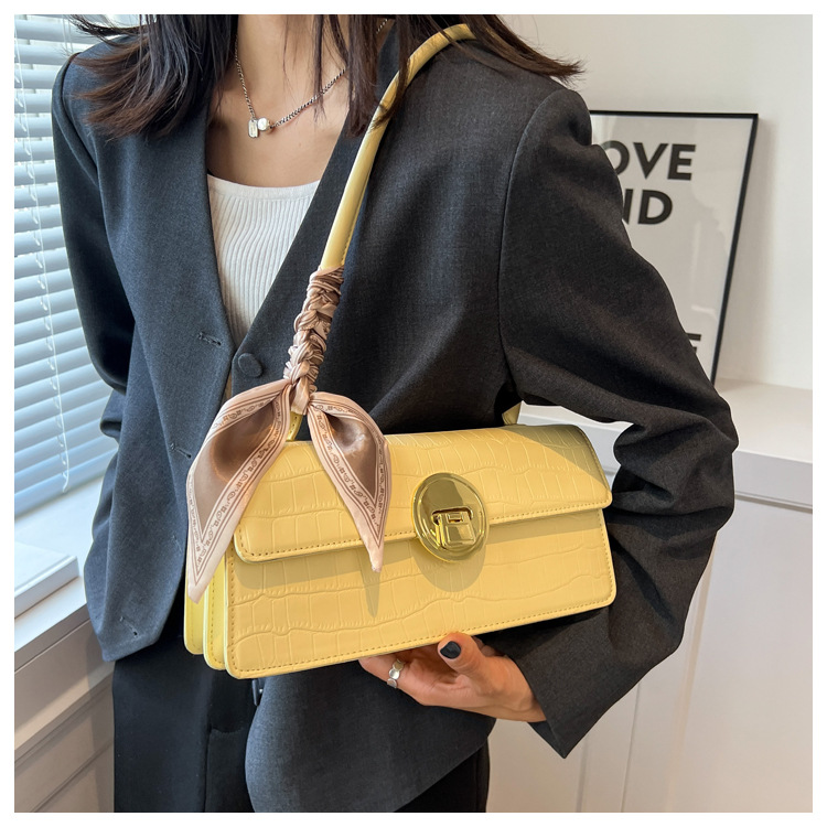 2022 New Spring Hand-held Women Shoulder Underarm Baguette Bag display picture 5