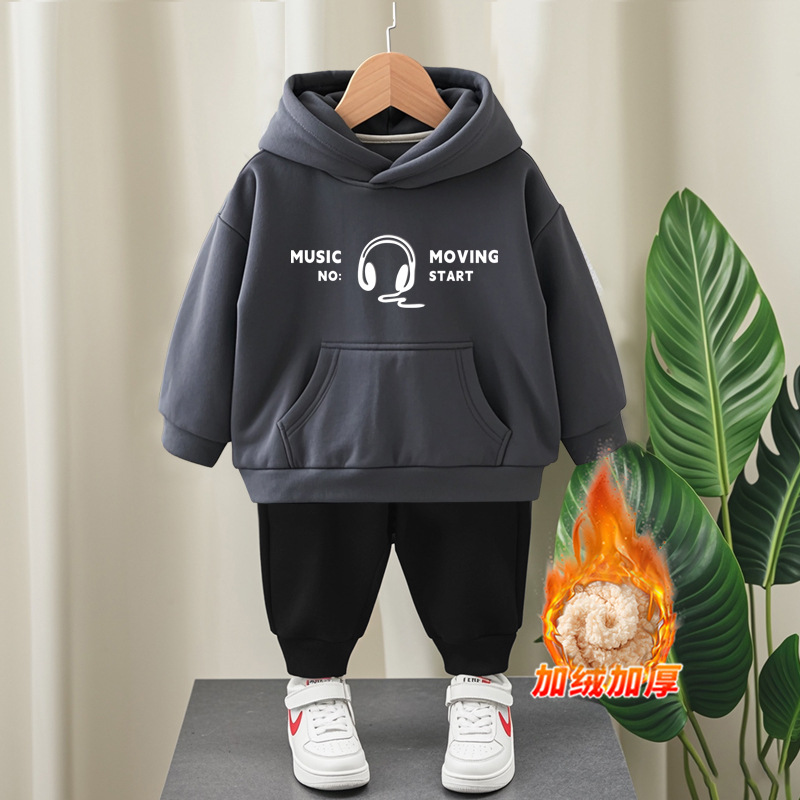 다크 그레이 슈트(ME53 헤드폰이 사전 인쇄됨)와 벨벳