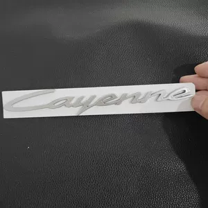 Yeni Porsche Cayenne emblemi, 2024 Cayenne S arxa baqaj yazısı, qara PORSCHE loqosu