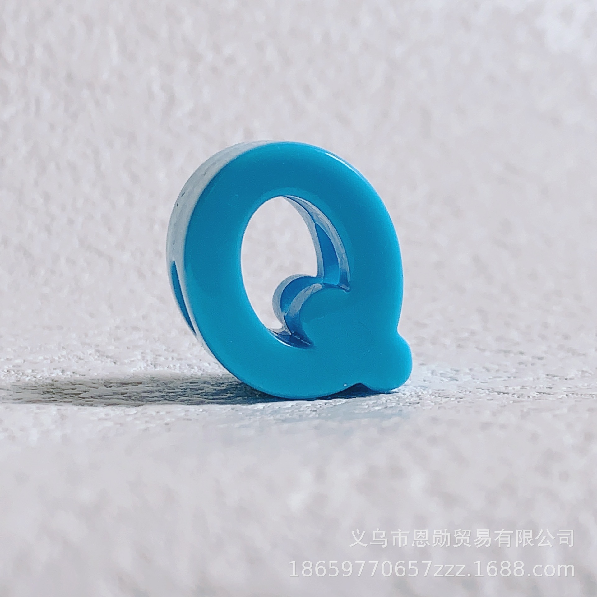 Q (blue)